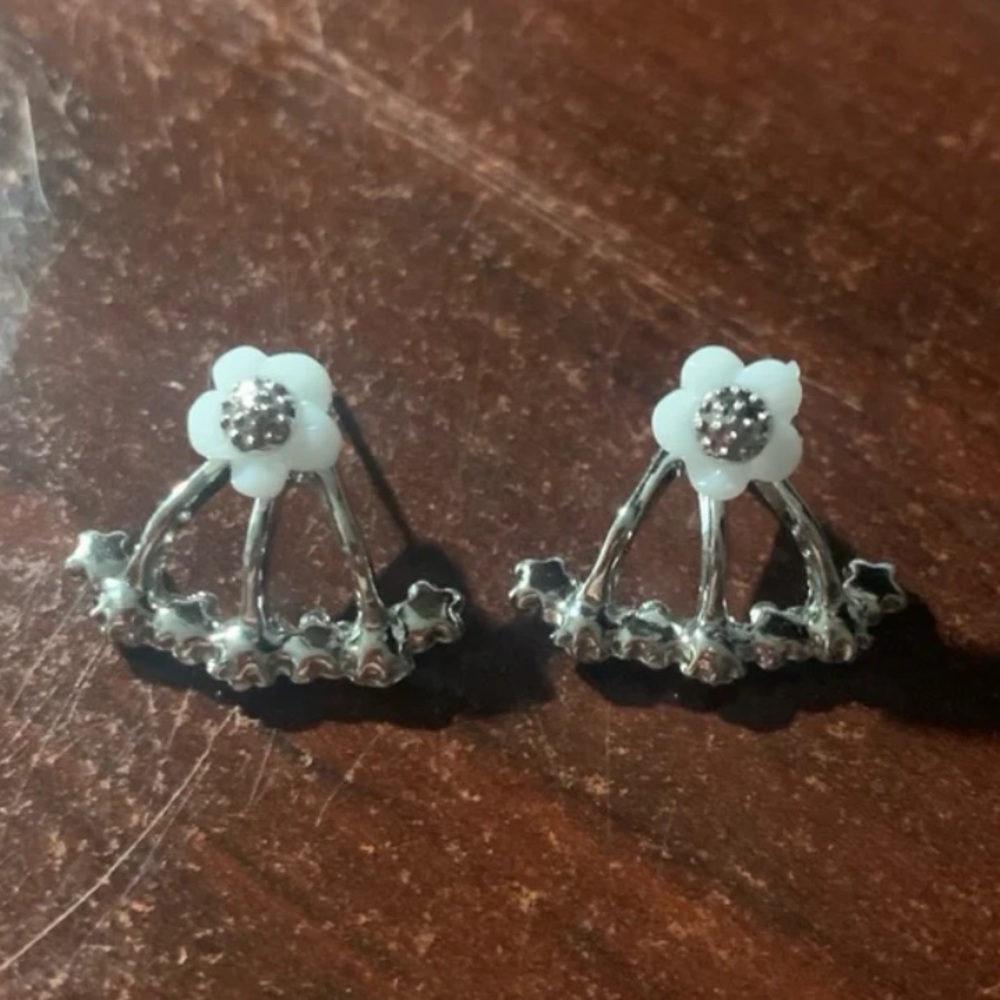 New! Women Daisy Flower Stud Earrings. Color: Silver and White.